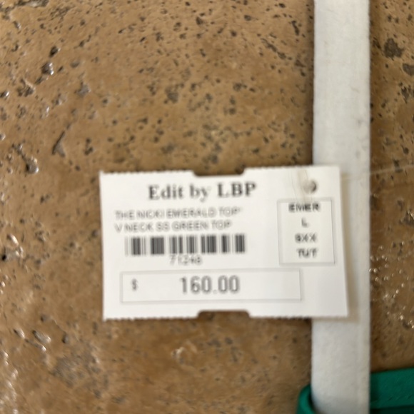 Perfect for St Patrick’s Day!! Emerald green V neck top - Picture 6 of 6